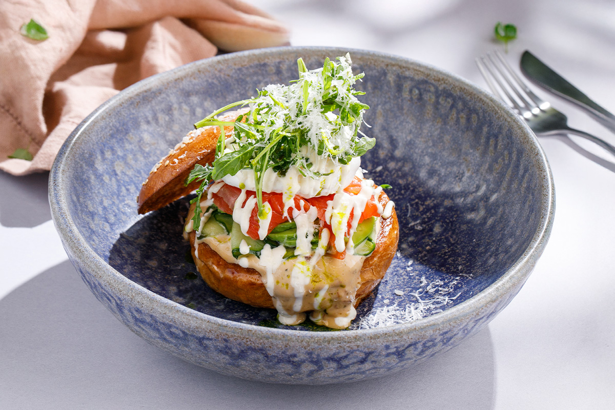 Бриошь с лососем, яйцом пашот и соусом пармеджано