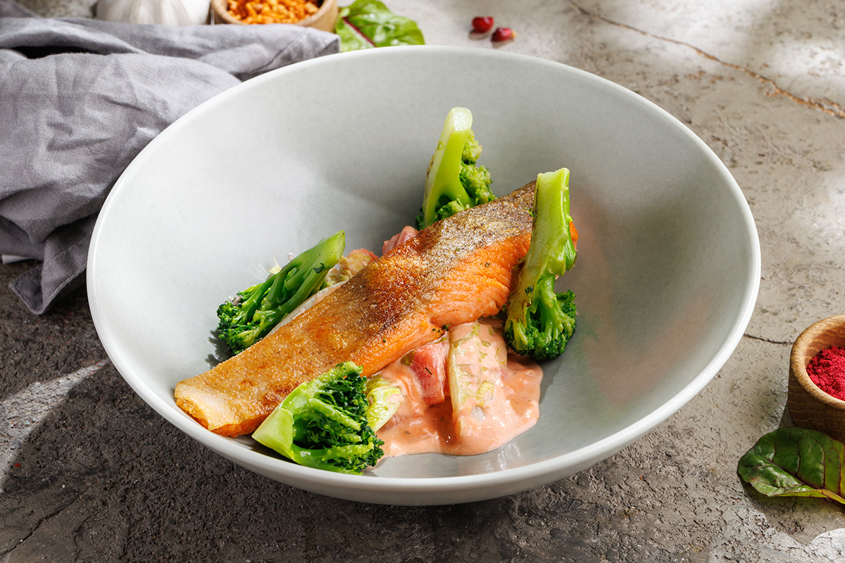 Форель с брокколи и соусом биск