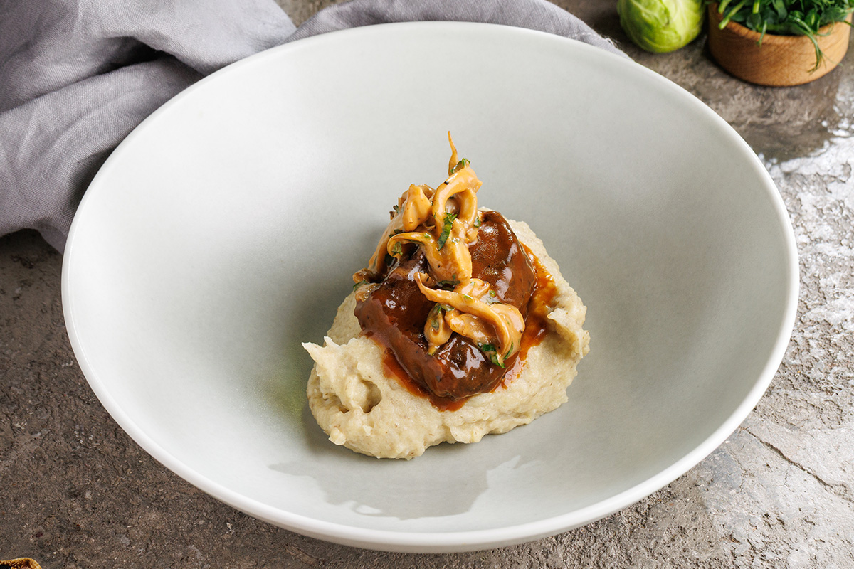 Томлёная говядина с трюфельным пюре 