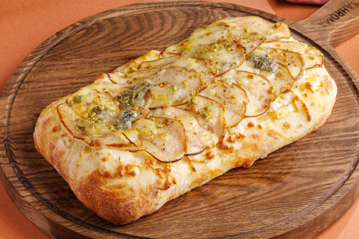 Римское хачапури с грушей и сыром дорблю