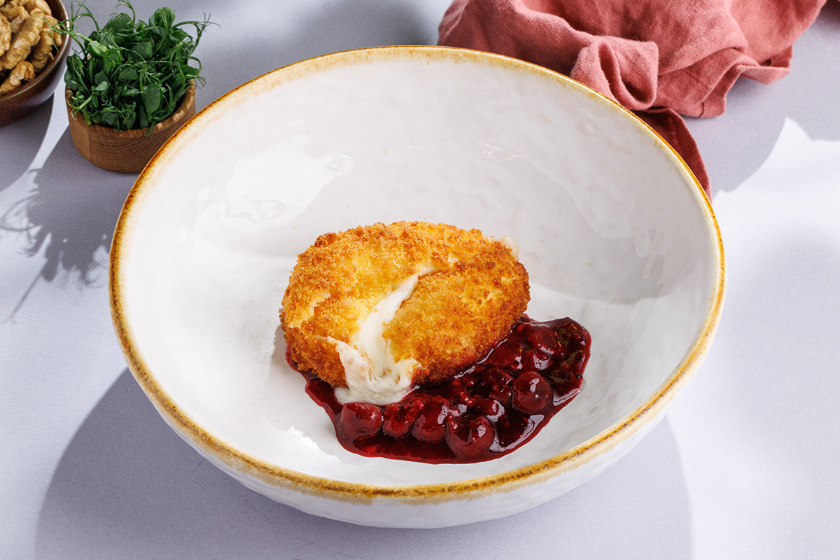 Жареный сулугуни с ягодным соусом