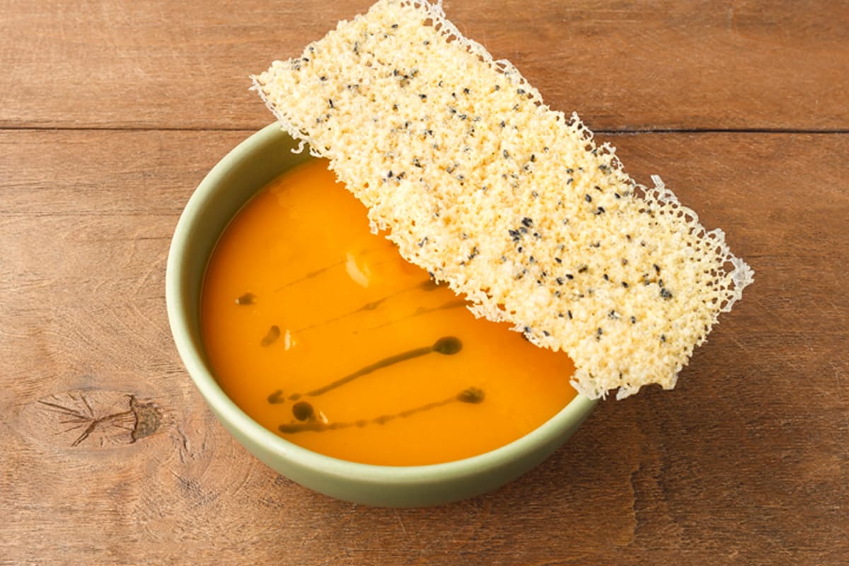 Тыквенный крем-суп  с сырными чипсами