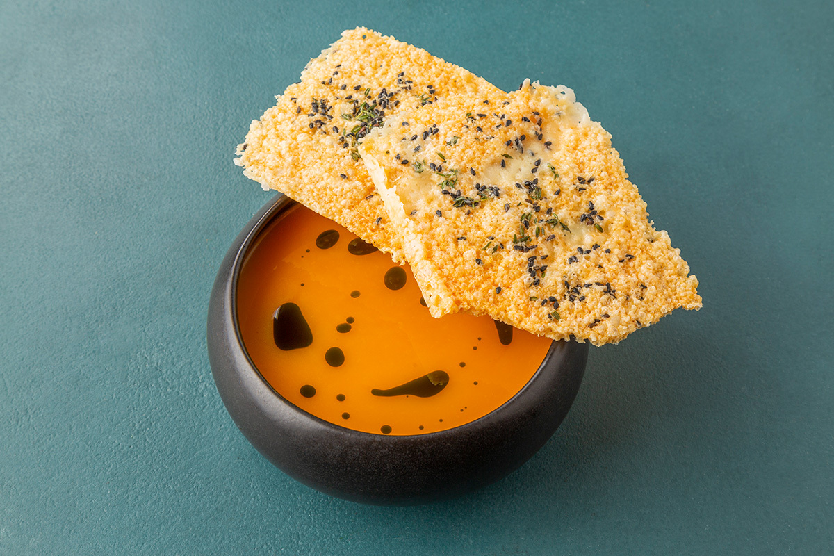 Тыквенный крем-суп с трюфельным маслом и чипсами из сыра пармезан