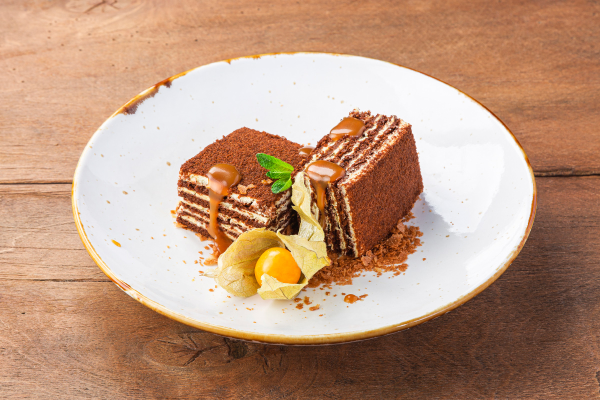 торт тирамису красный. птифур медовик. мучные десерты. тирамису птифуры. десерты с доставкой.