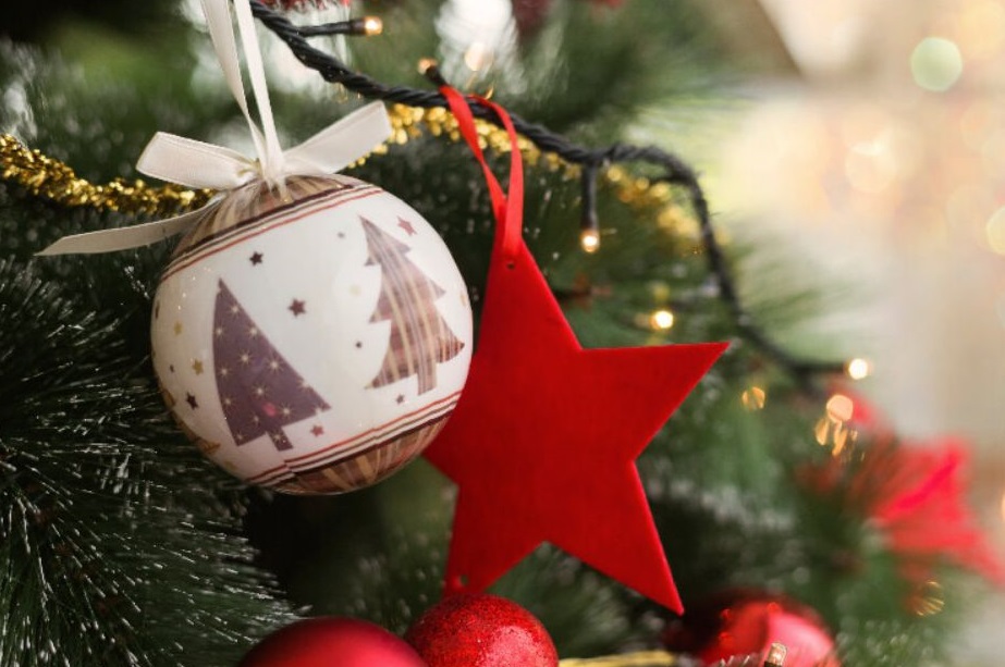 Праздник для всех: новогодний семейный ужин в ресторане с детской комнатой в центре СПб